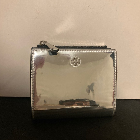 Tory Burch Emerson Mirror Small Silver Metallic Reflective Bi Fold Wallet - Picture 2 of 10